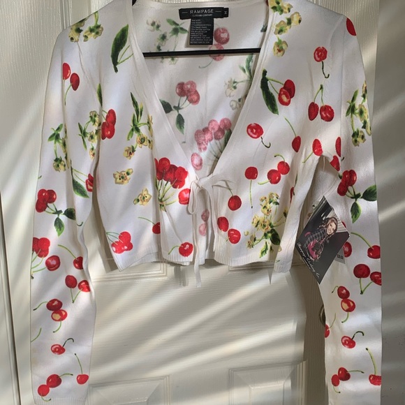 Long sleeve, falling cherries sweater, with front tie. Size M, from RAMPAGE - Picture 7 of 10
